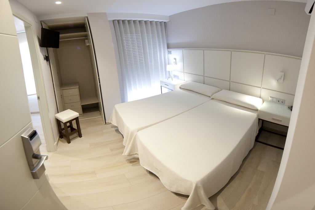 Hostal Loimar Torre Del Mar Bagian luar foto