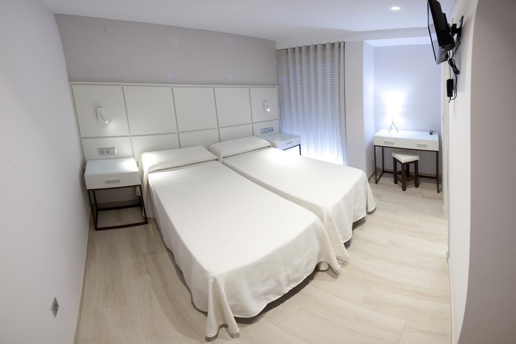 Hostal Loimar Torre Del Mar Bagian luar foto