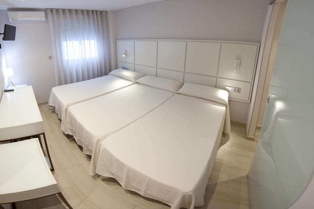 Hostal Loimar Torre Del Mar Bagian luar foto