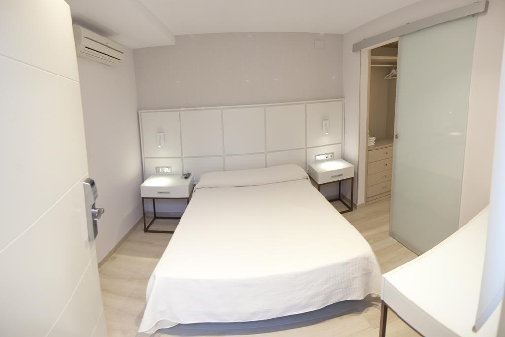 Hostal Loimar Torre Del Mar Bagian luar foto