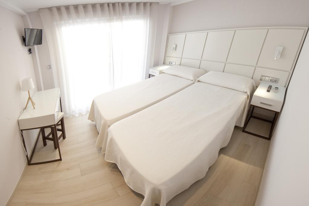 Hostal Loimar Torre Del Mar Bagian luar foto